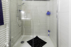 Salle de bain avec douche italienne